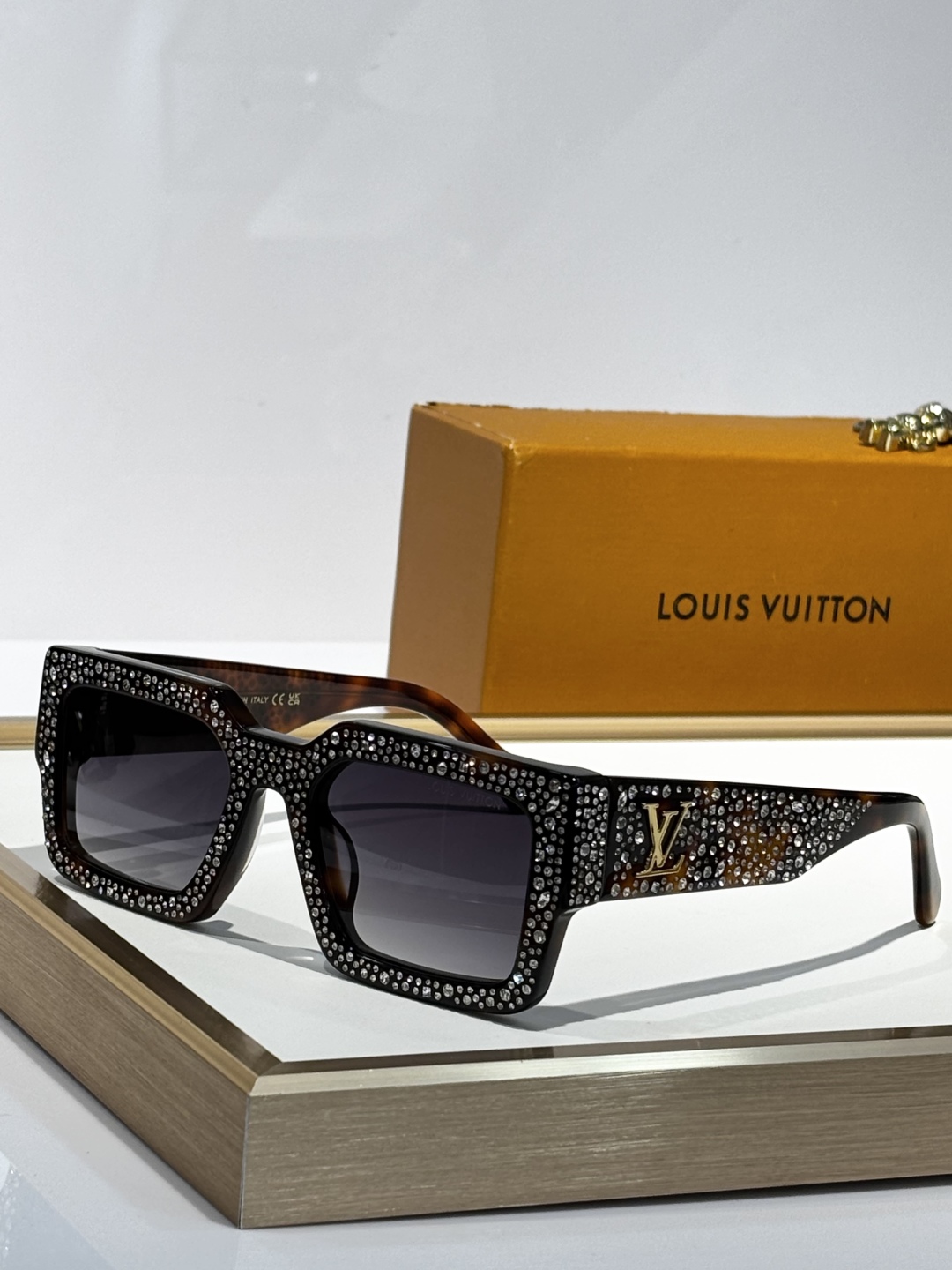  LOUIS VUITTO*
MOD：Z2396E
Size：54口22 145
