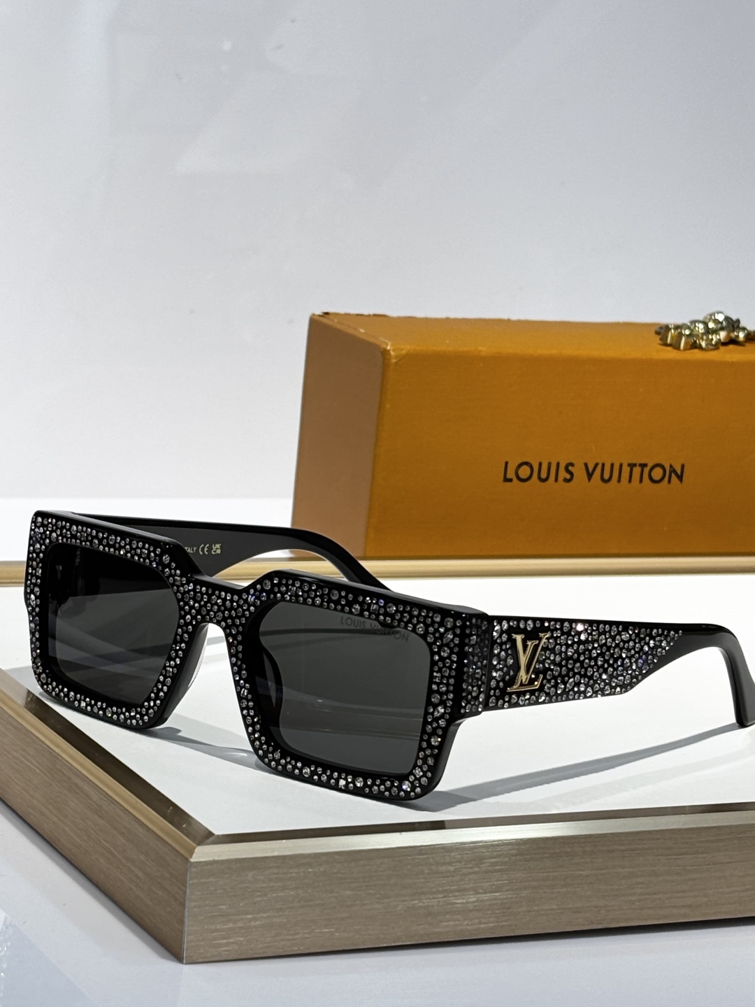  LOUIS VUITTO*
MOD：Z2396E
Size：54口22 145
