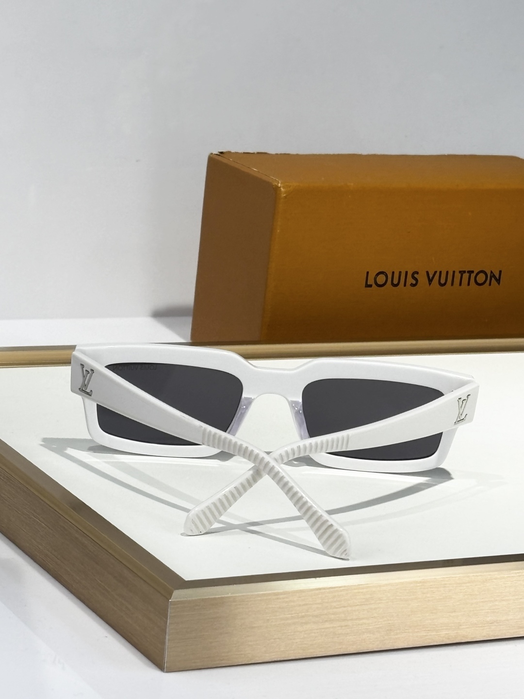  LOUIS VUITTO*
MOD：Z2510U
Size：55口21 145
