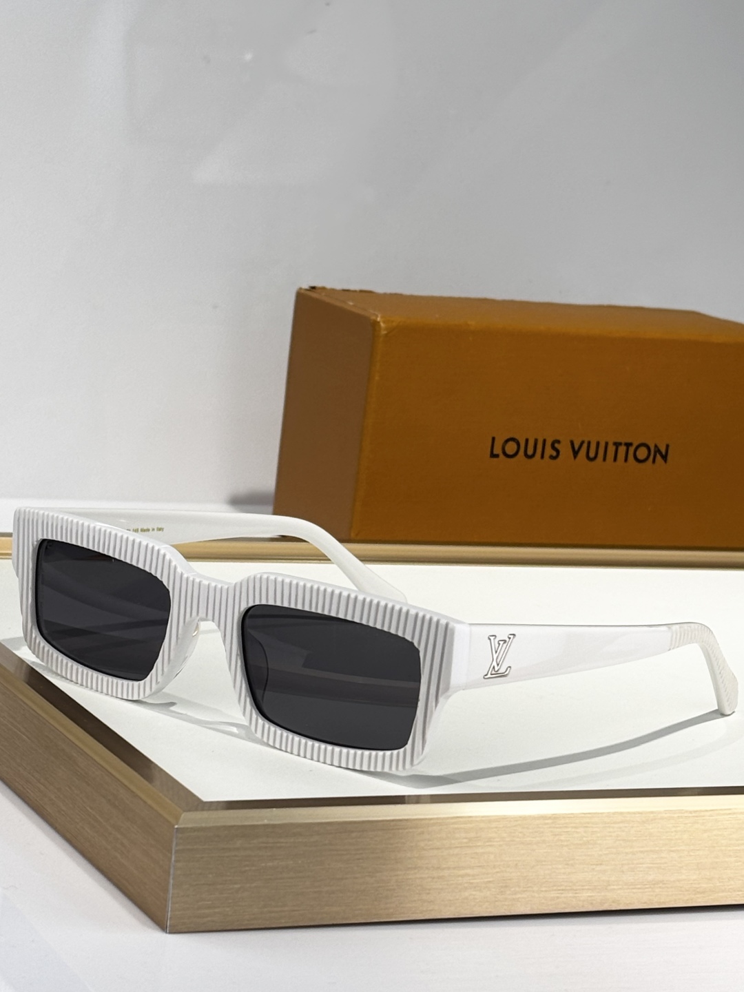  LOUIS VUITTO*
MOD：Z2510U
Size：55口21 145
