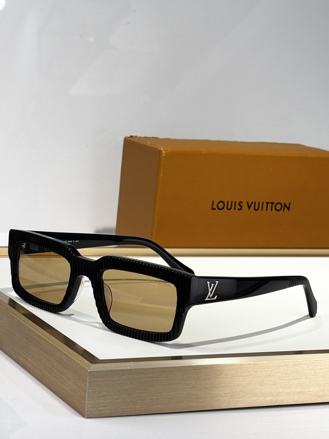  LOUIS VUITTO*
MOD：Z2510U
Size：55口21 145

