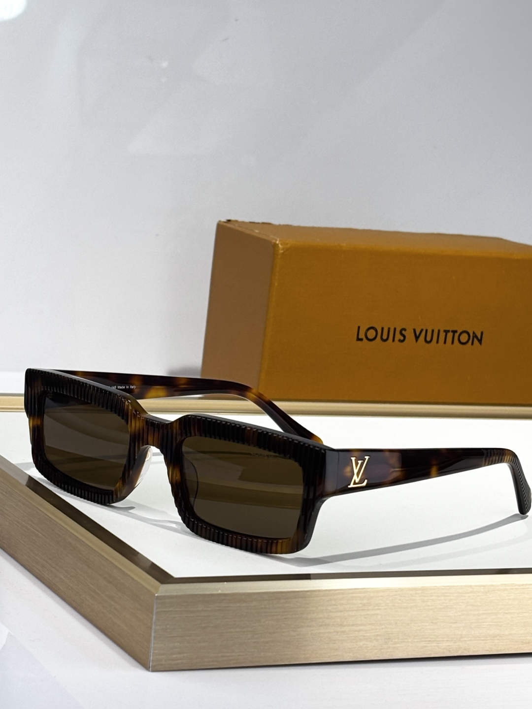  LOUIS VUITTO*
MOD：Z2510U
Size：55口21 145
