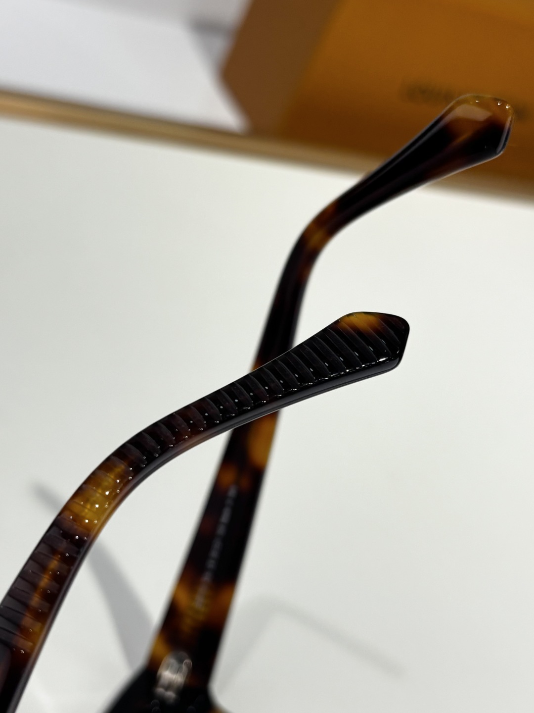  LOUIS VUITTO*
MOD：Z2510U
Size：55口21 145
