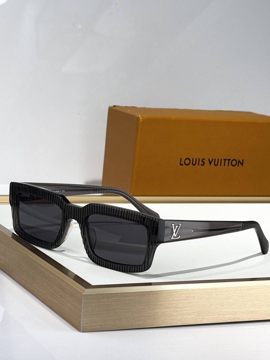  LOUIS VUITTO*
MOD：Z2510U
Size：55口21 145
