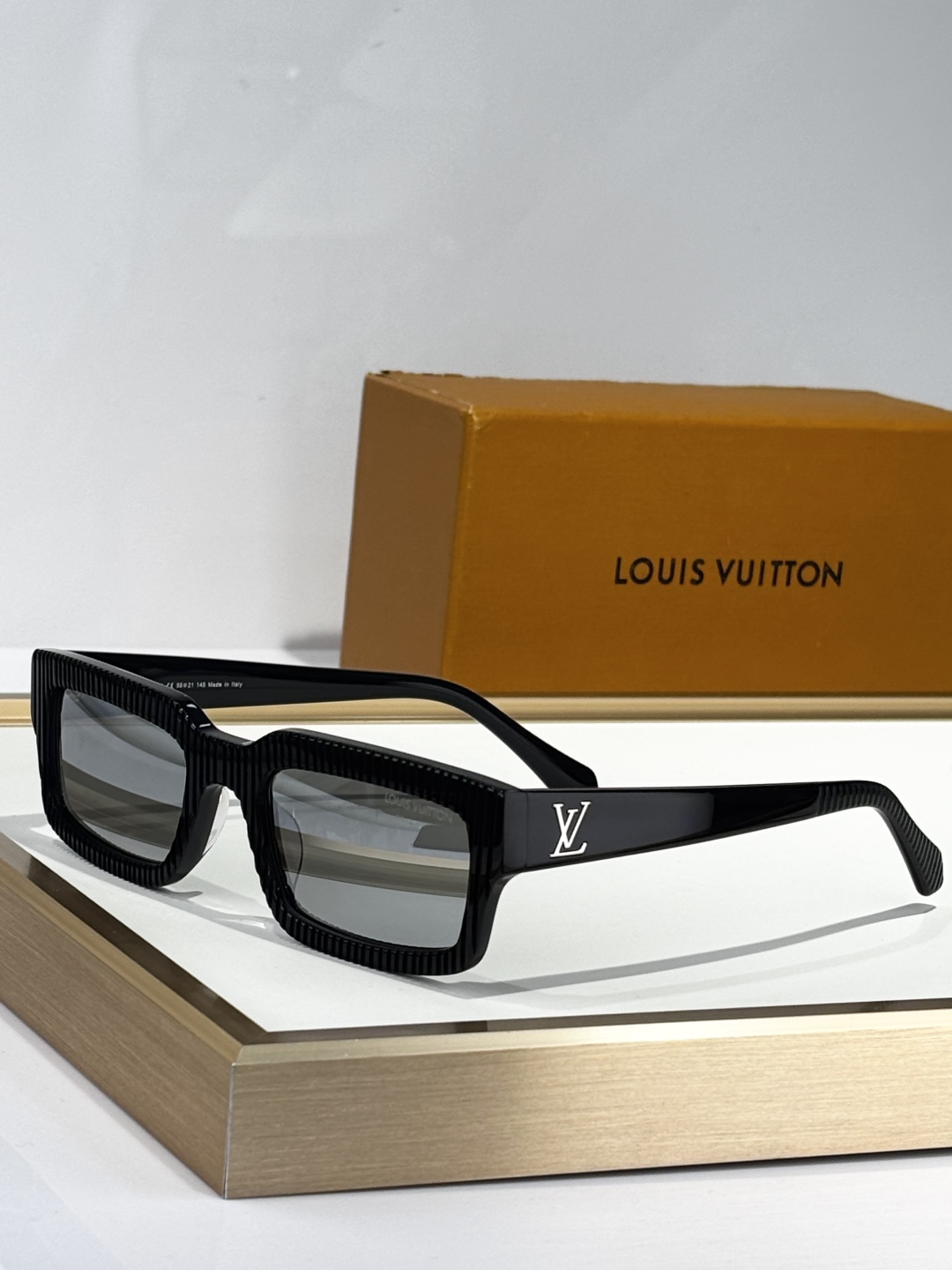  LOUIS VUITTO*
MOD：Z2510U
Size：55口21 145
