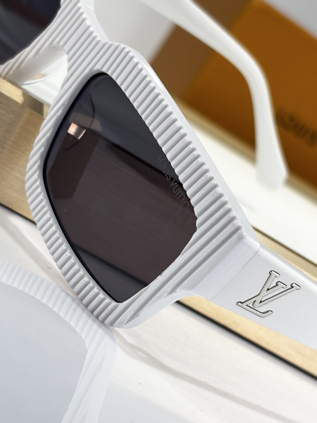  LOUIS VUITTO*
MOD：Z2510U
Size：55口21 145
