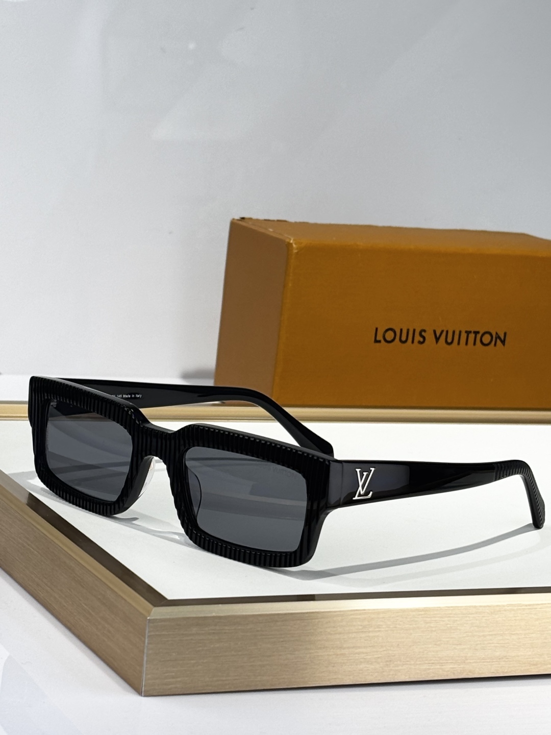  LOUIS VUITTO*
MOD：Z2510U
Size：55口21 145
