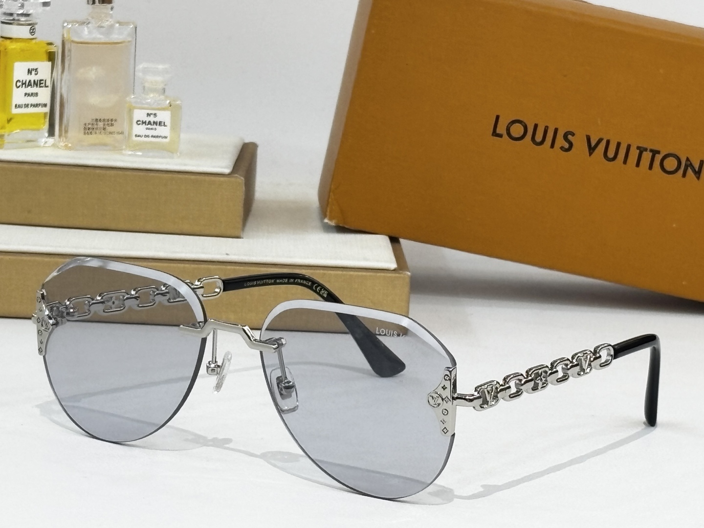LOUIS VUITTO*
MOD：Z2037U
Size：59口18 140
