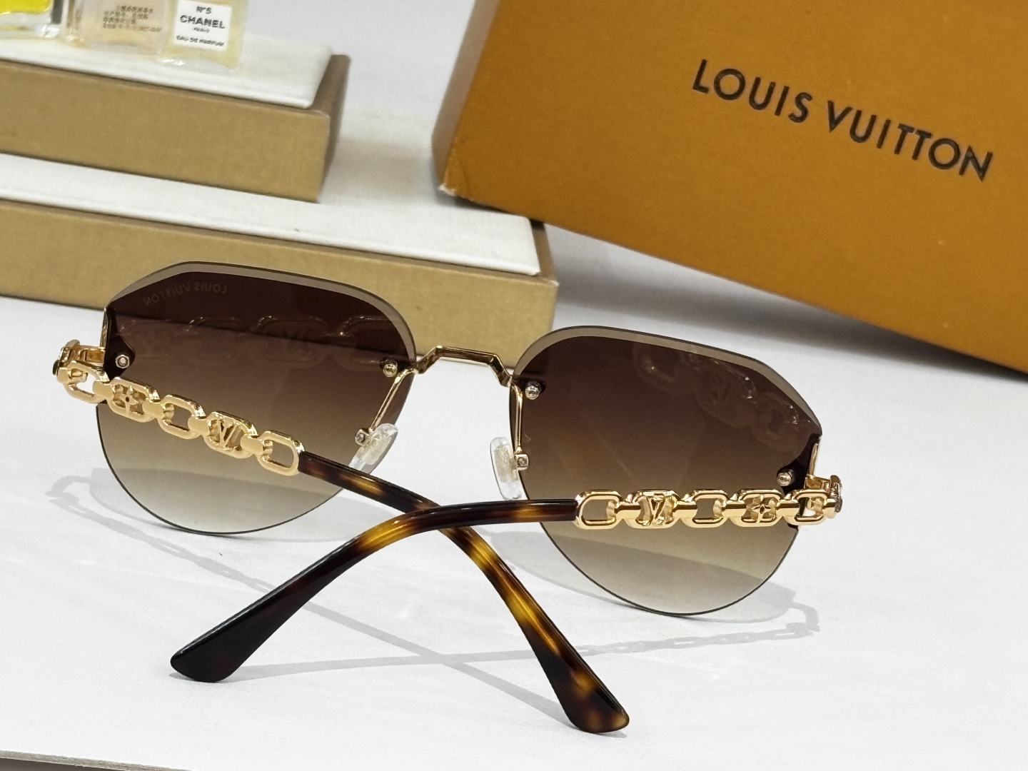 LOUIS VUITTO*
MOD：Z2037U
Size：59口18 140
