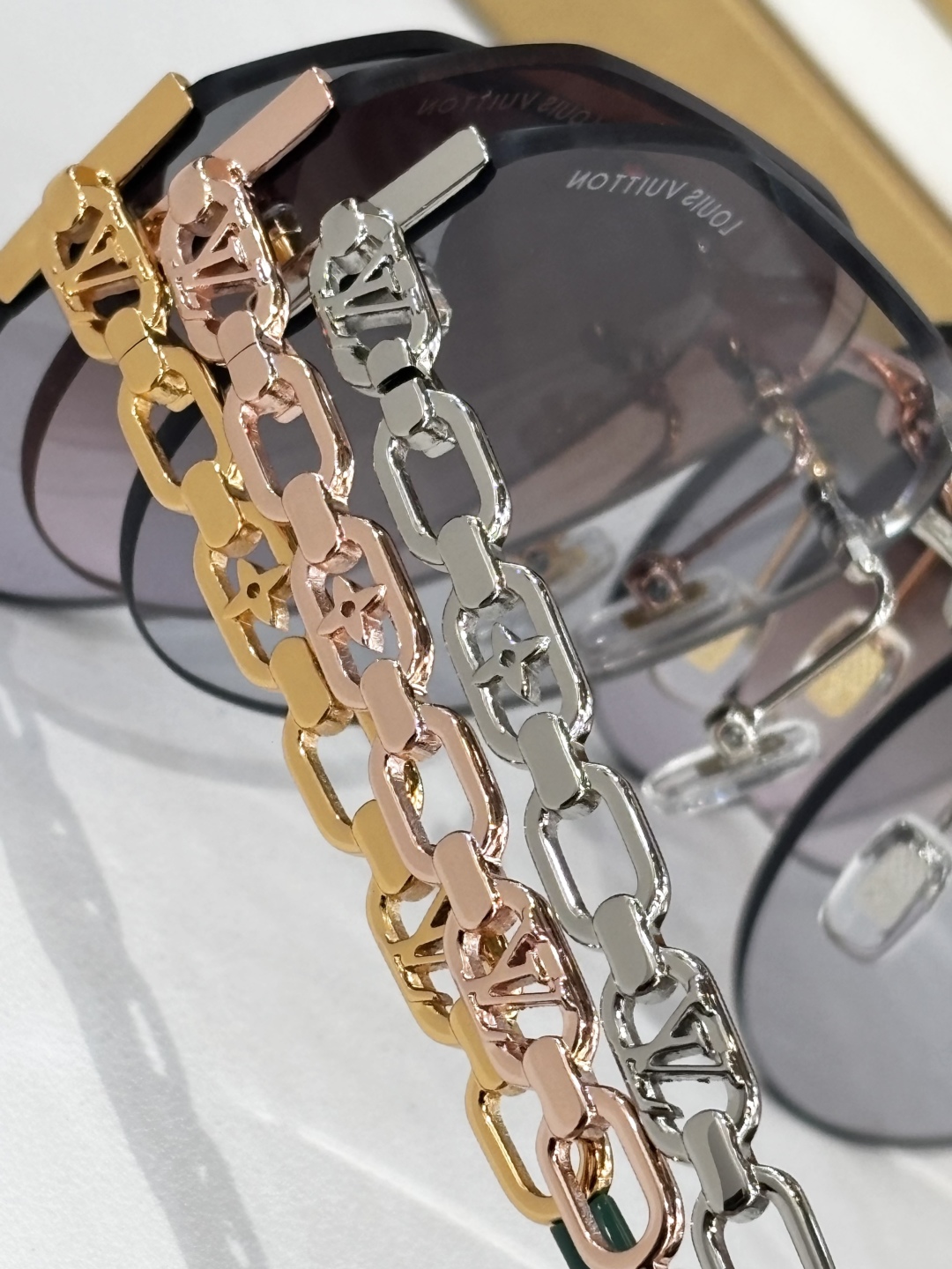 LOUIS VUITTO*
MOD：Z2037U
Size：59口18 140
