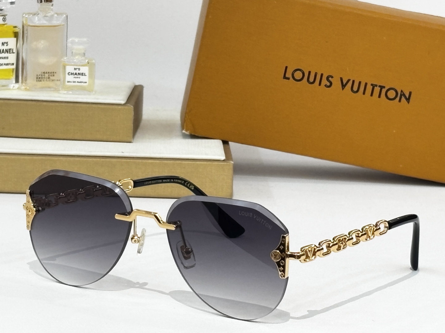 LOUIS VUITTO*
MOD：Z2037U
Size：59口18 140
