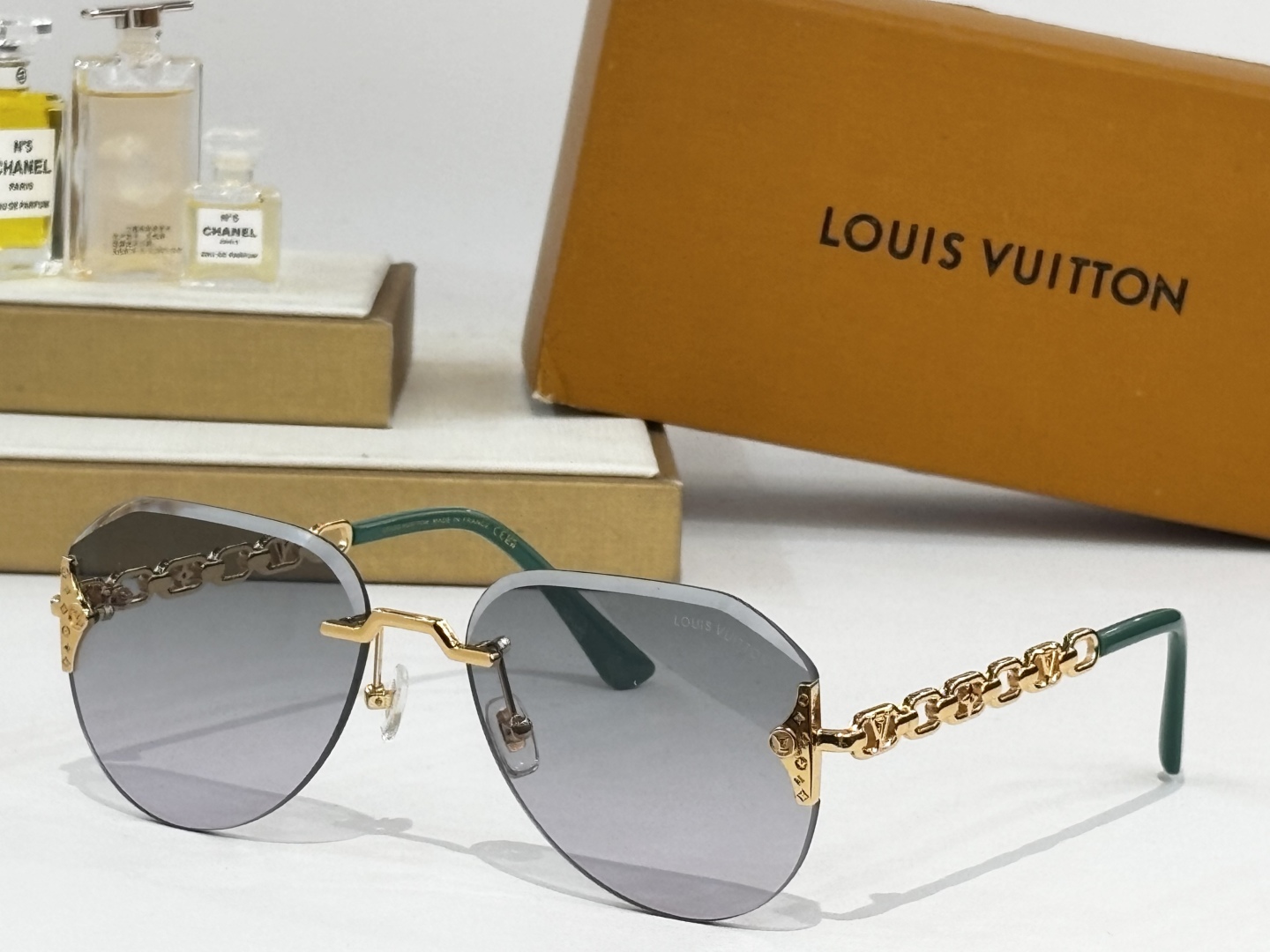 LOUIS VUITTO*
MOD：Z2037U
Size：59口18 140
