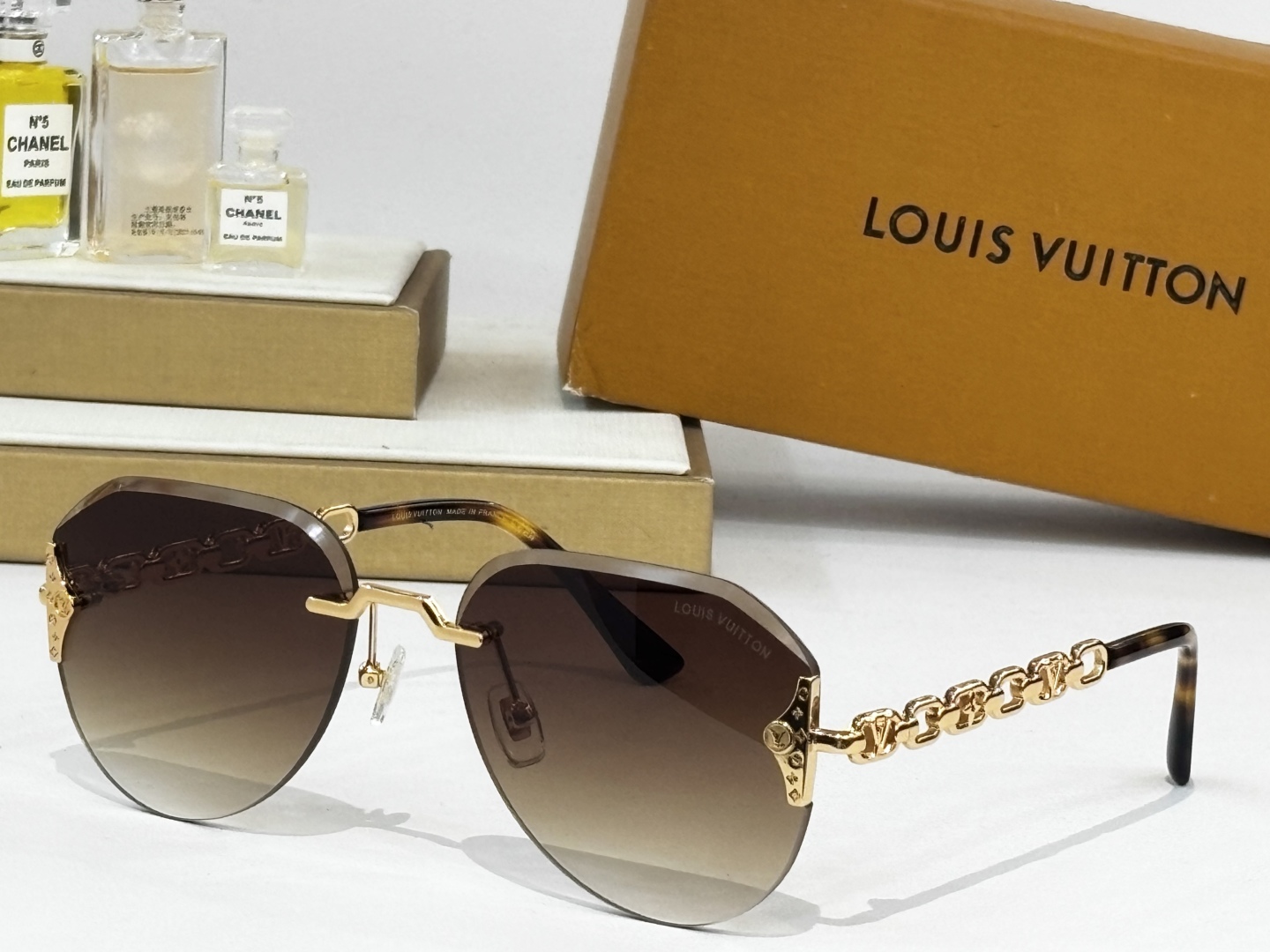 LOUIS VUITTO*
MOD：Z2037U
Size：59口18 140
