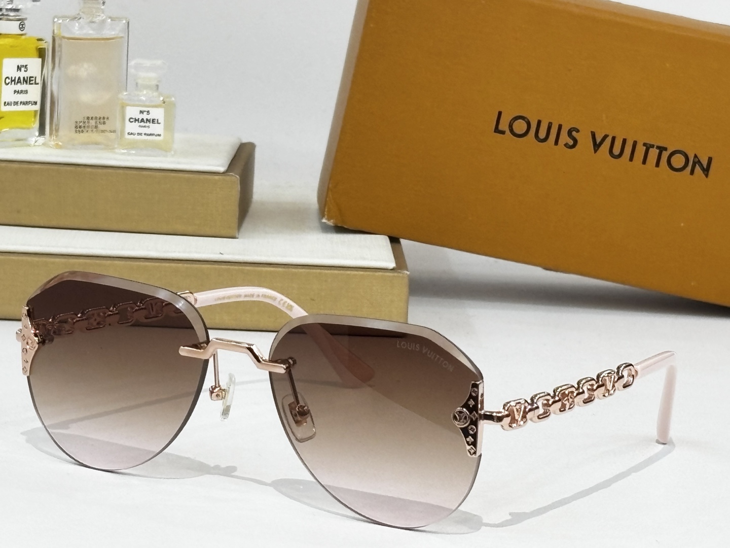 LOUIS VUITTO*
MOD：Z2037U
Size：59口18 140
