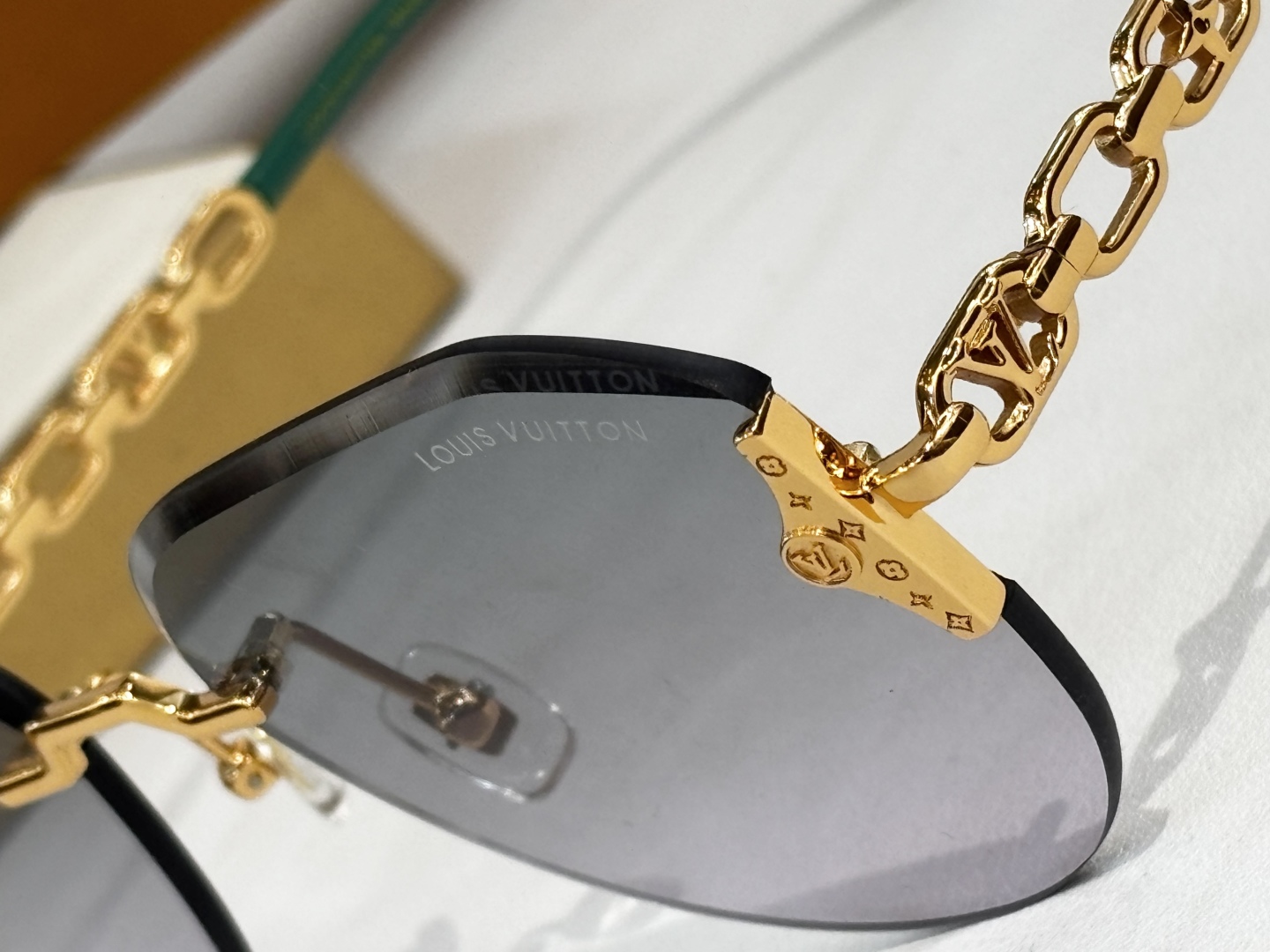 LOUIS VUITTO*
MOD：Z2037U
Size：59口18 140
