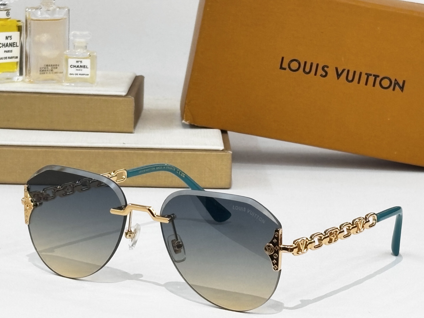 LOUIS VUITTO*
MOD：Z2037U
Size：59口18 140
