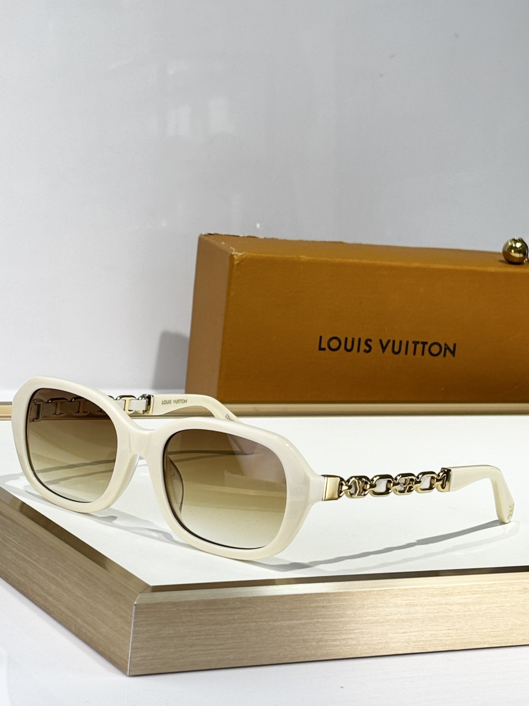  LOUIS VUITTO*
MODEL：Z2649U
SIZE：55口20-140

