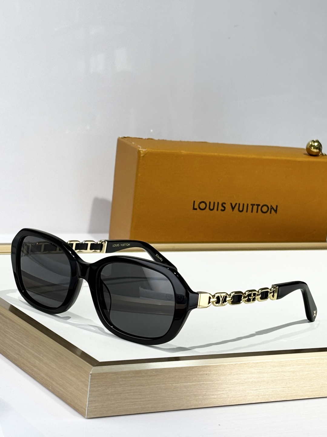  LOUIS VUITTO*
MODEL：Z2649U
SIZE：55口20-140

