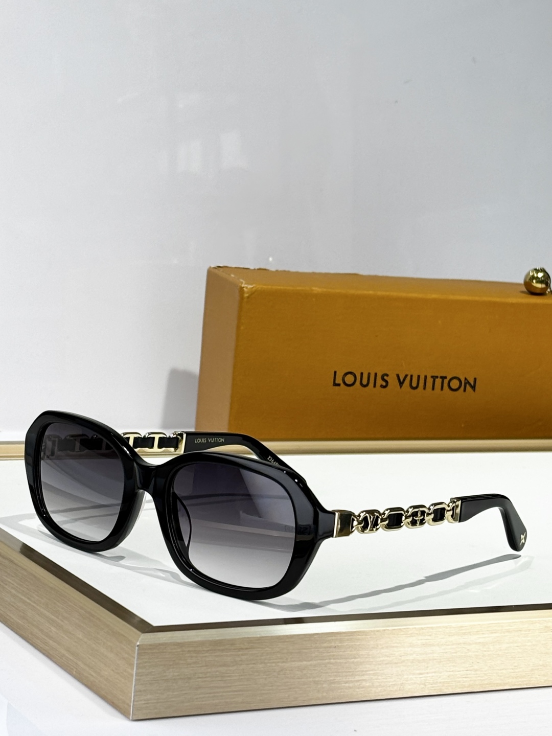  LOUIS VUITTO*
MODEL：Z2649U
SIZE：55口20-140

