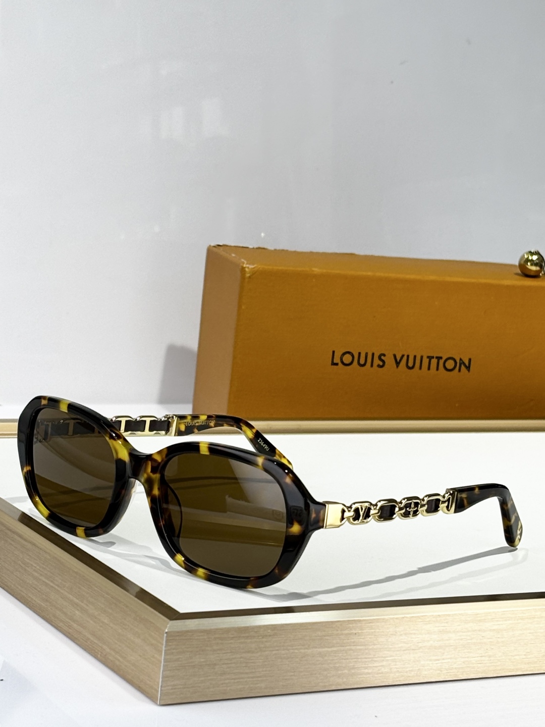  LOUIS VUITTO*
MODEL：Z2649U
SIZE：55口20-140

