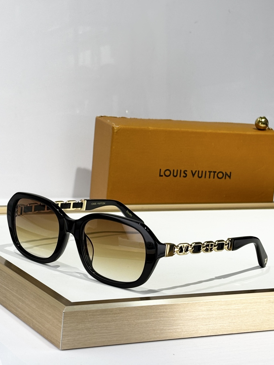  LOUIS VUITTO*
MODEL：Z2649U
SIZE：55口20-140

