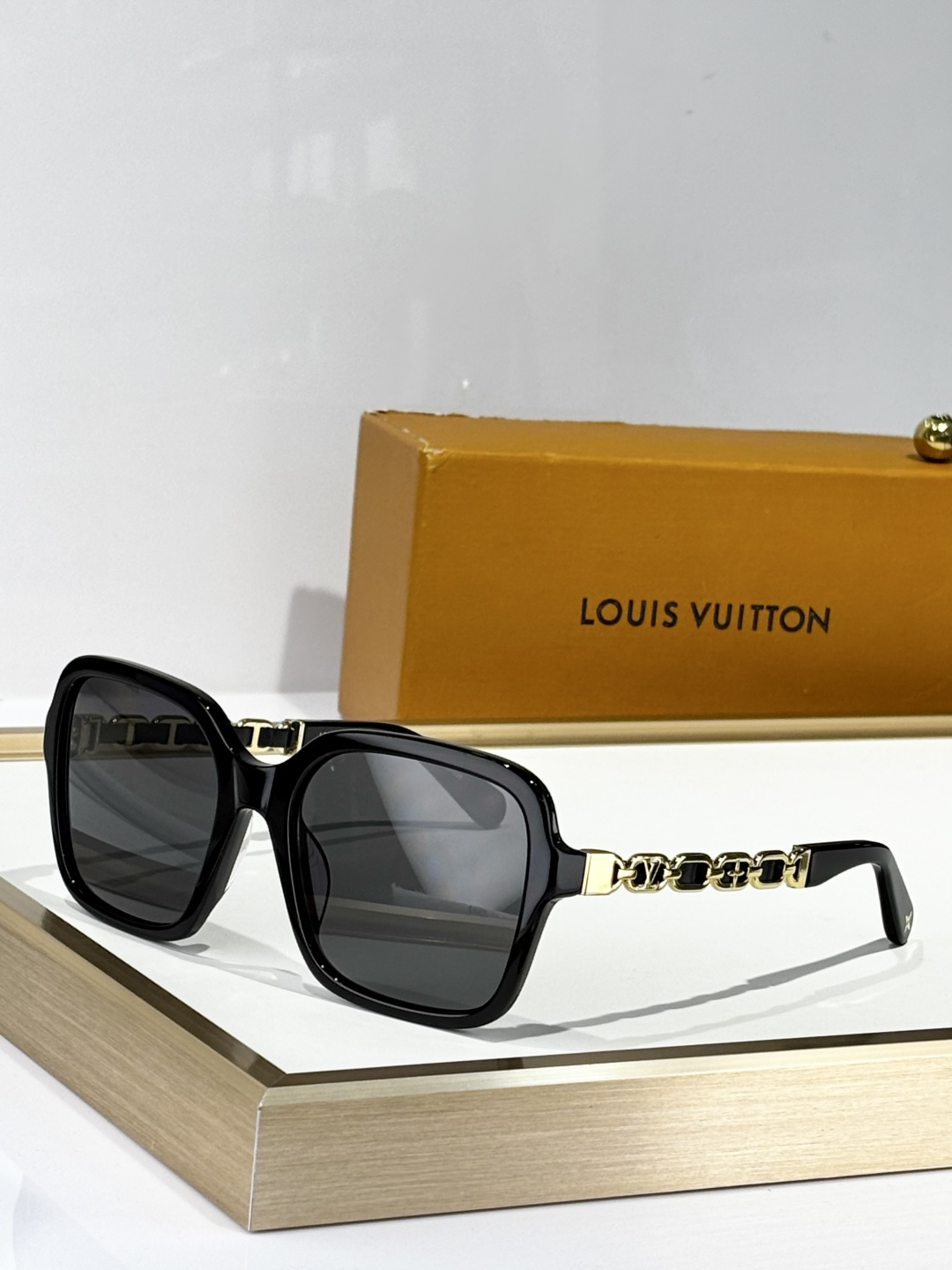  LOUIS VUITTO*
MODEL：Z2648W
SIZE：56口19-140

