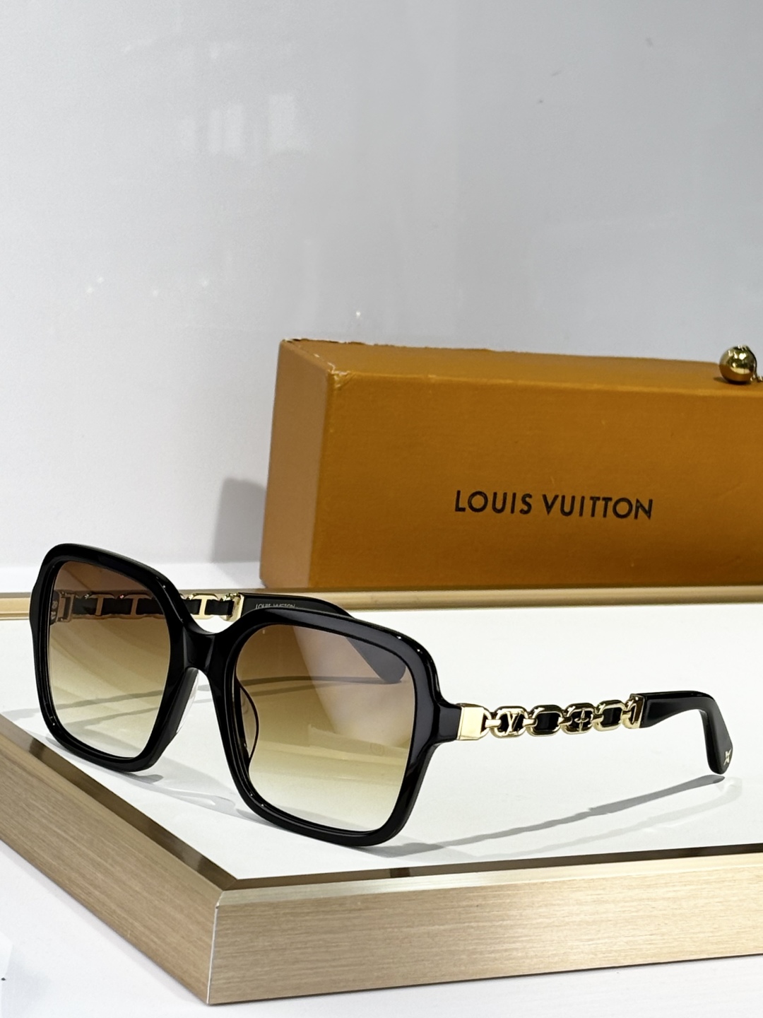  LOUIS VUITTO*
MODEL：Z2648W
SIZE：56口19-140
