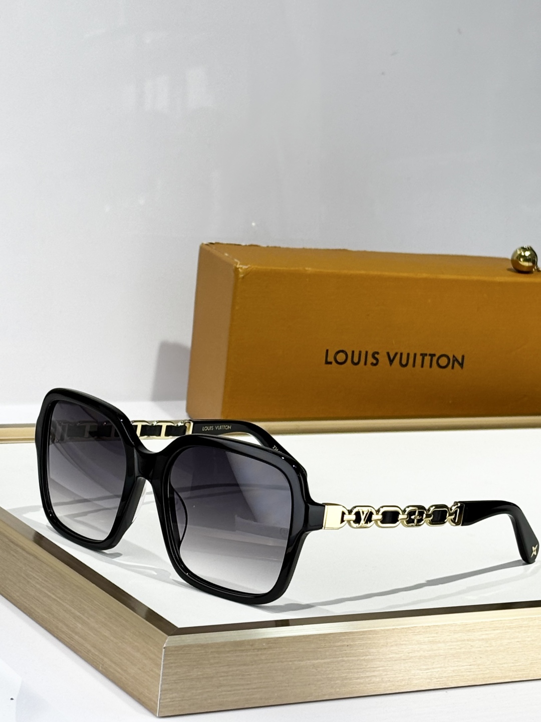 LOUIS VUITTO*
MODEL：Z2648W
SIZE：56口19-140
