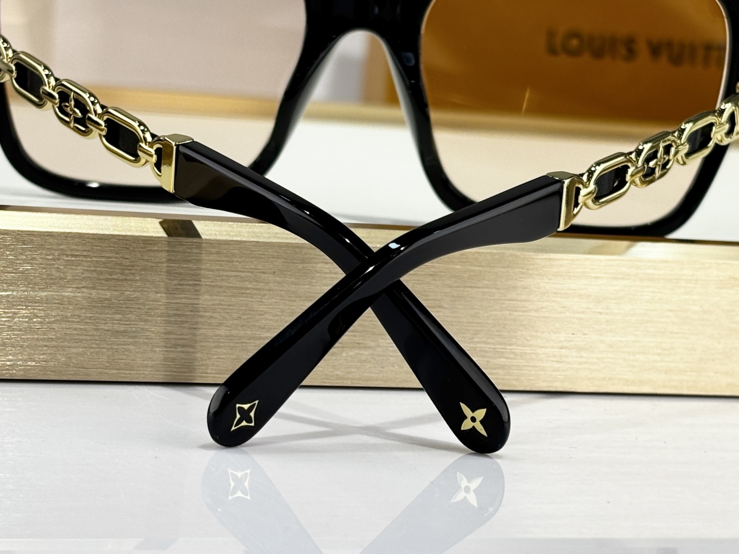  LOUIS VUITTO*
MODEL：Z2648W
SIZE：56口19-140
