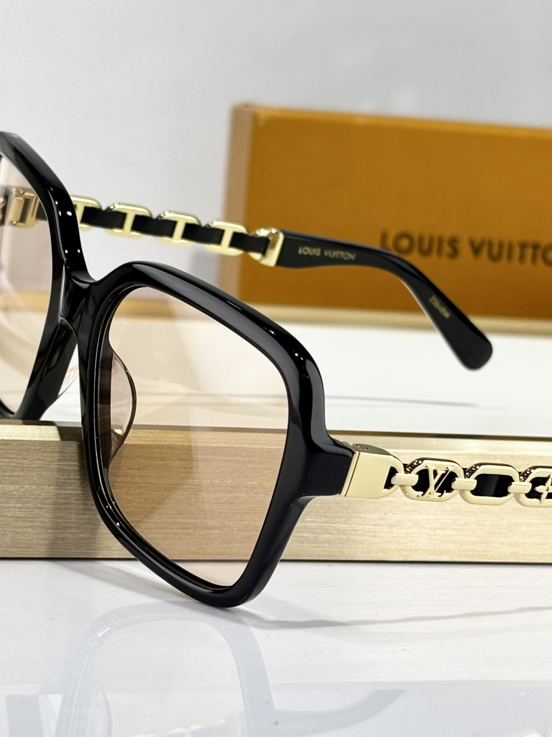  LOUIS VUITTO*
MODEL：Z2648W
SIZE：56口19-140
