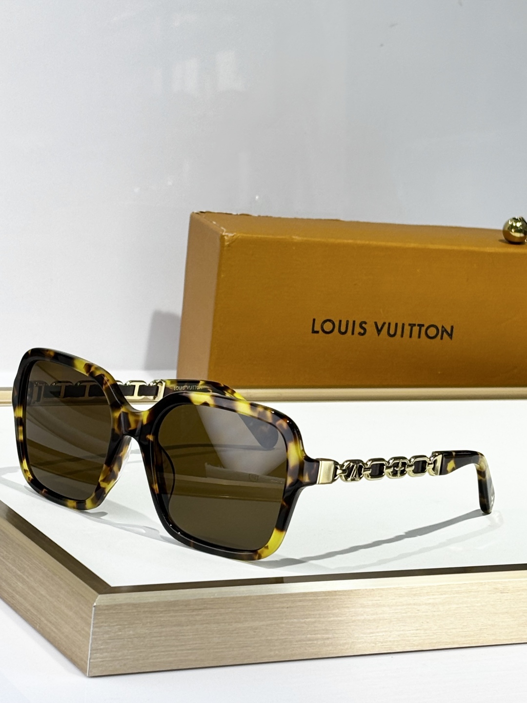  LOUIS VUITTO*
MODEL：Z2648W
SIZE：56口19-140

