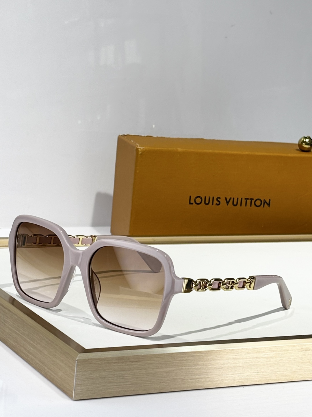  LOUIS VUITTO*
MODEL：Z2648W
SIZE：56口19-140
