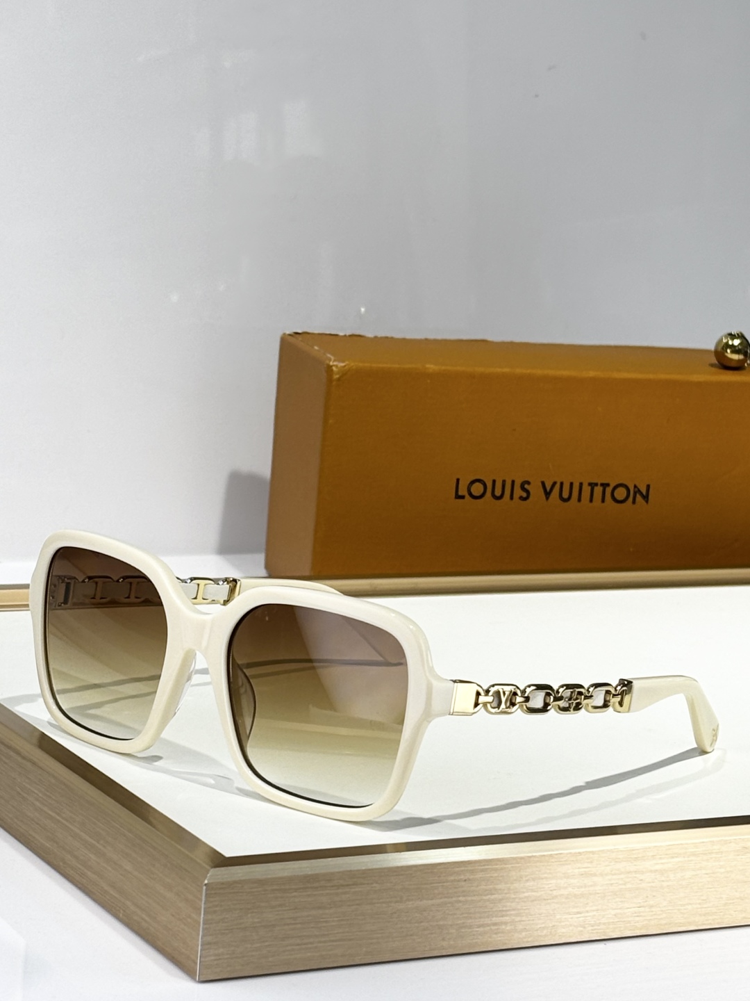  LOUIS VUITTO*
MODEL：Z2648W
SIZE：56口19-140
