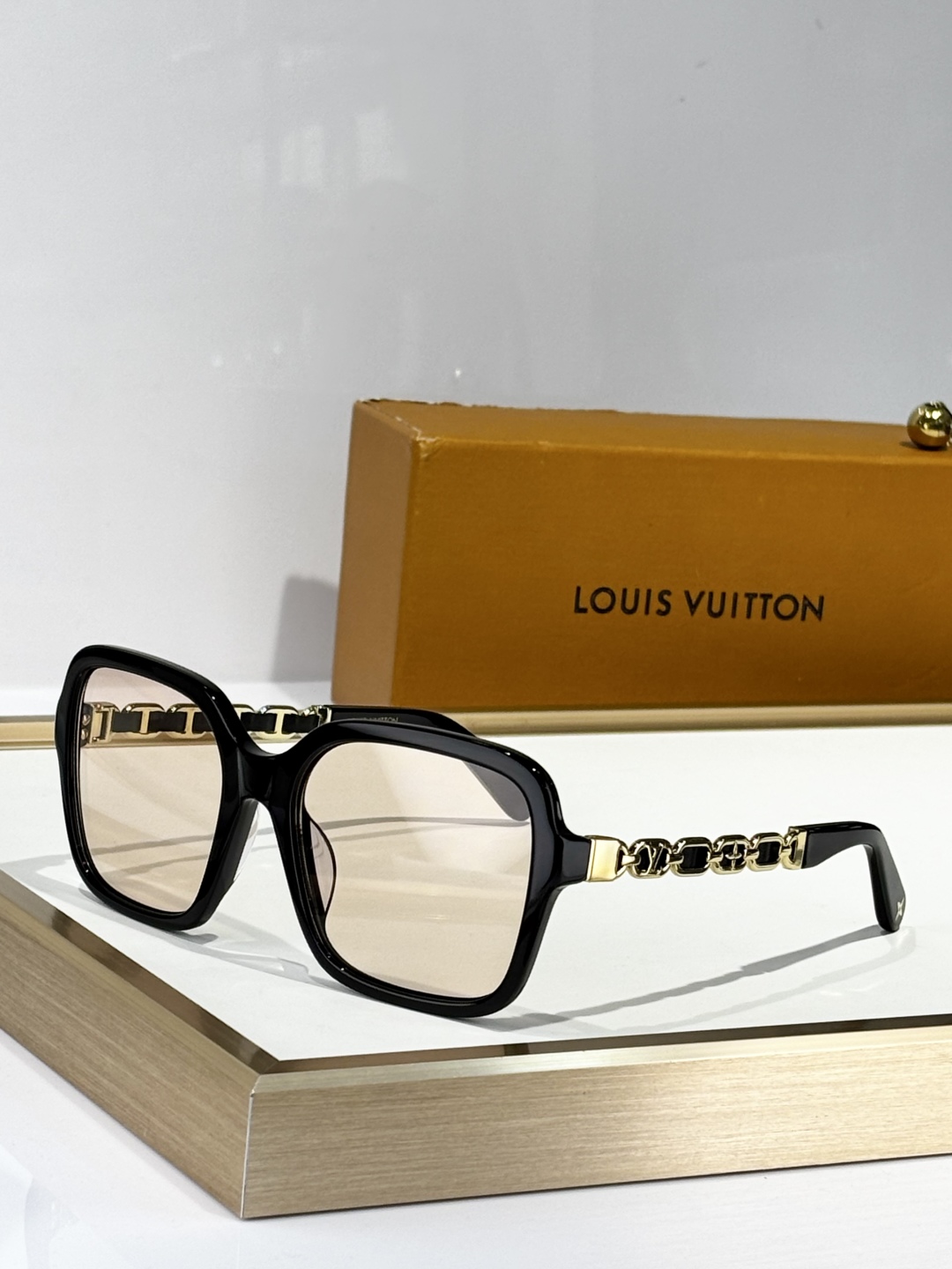  LOUIS VUITTO*
MODEL：Z2648W
SIZE：56口19-140
