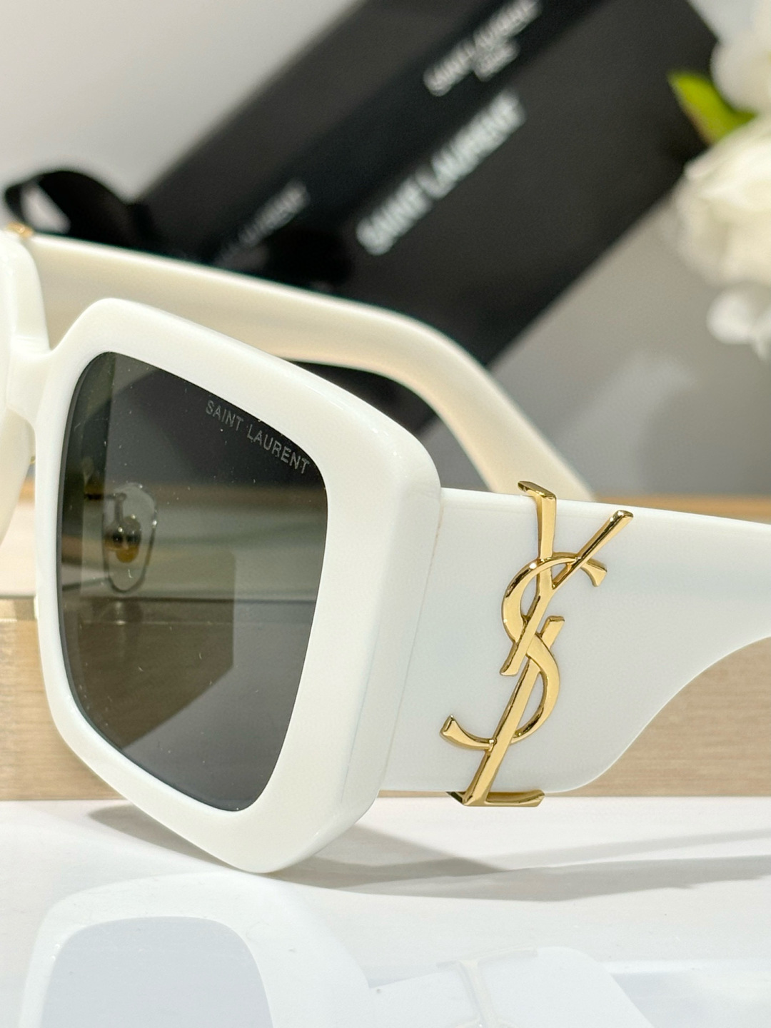  SAINT LAURENT 
经典方框YSL
MODSLM120
Size53-19-140
