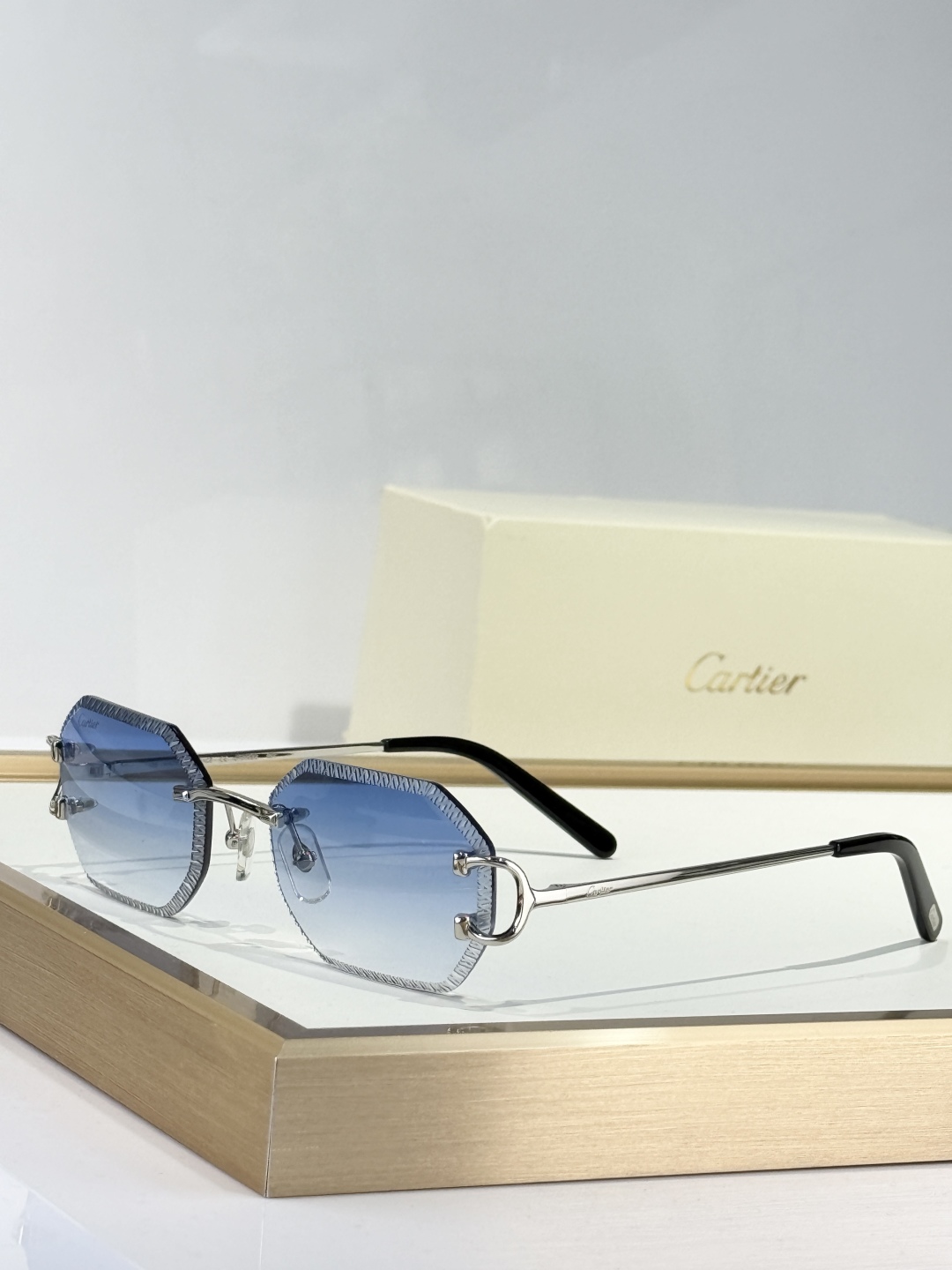  𝘾𝙖𝙧𝙩𝙞𝙚𝙧
MODEL：CT0092O
Size：55口18 135
  