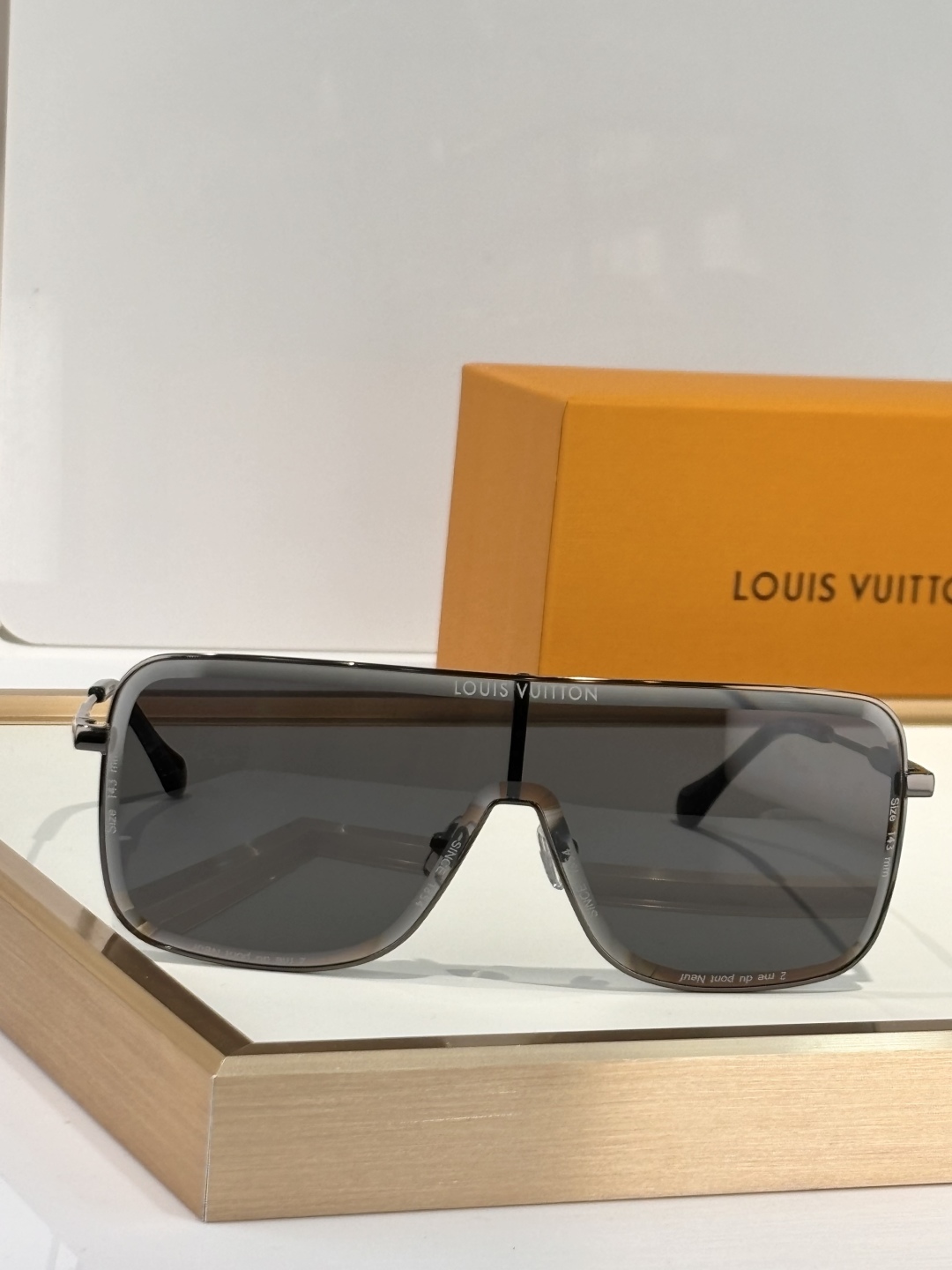  Oversized 
LOUIS VUITTO*
LV SuPer Vision Metal Mask