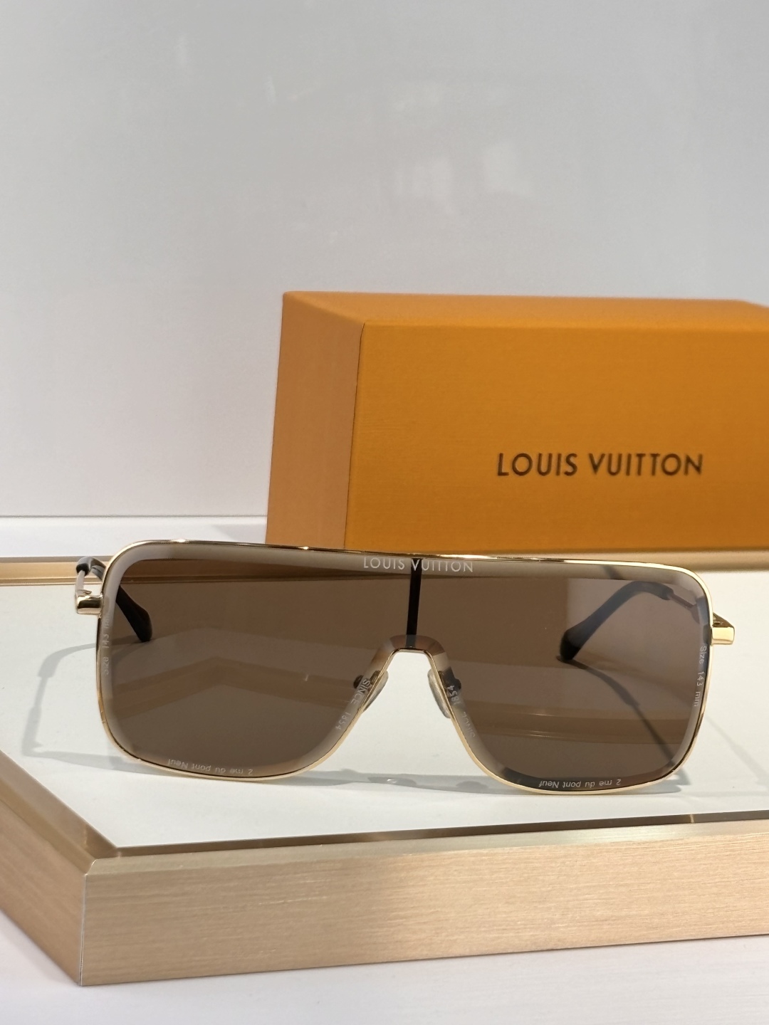  Oversized 
LOUIS VUITTO*
LV SuPer Vision Metal Mask