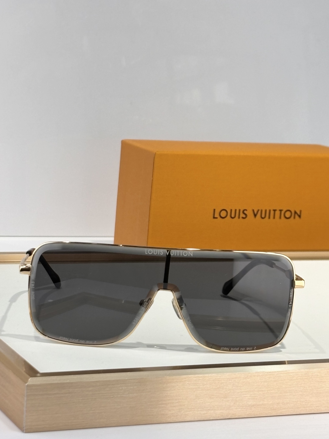 Oversized 
LOUIS VUITTO*
LV SuPer Vision Metal Mask