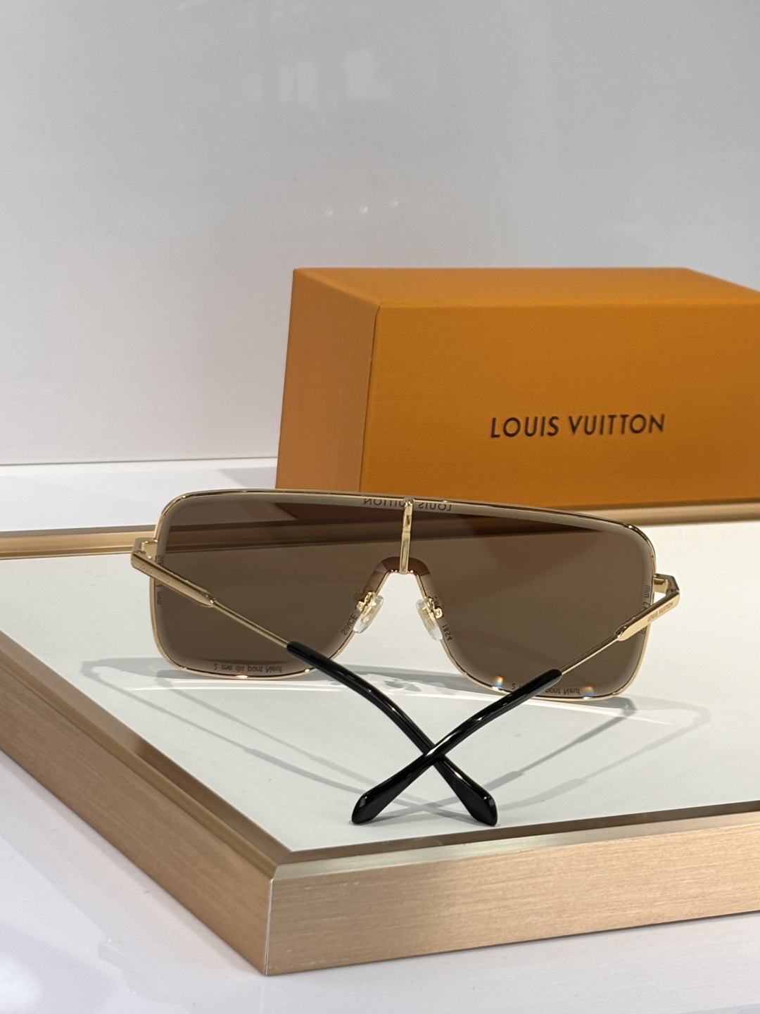  Oversized 
LOUIS VUITTO*
LV SuPer Vision Metal Mask