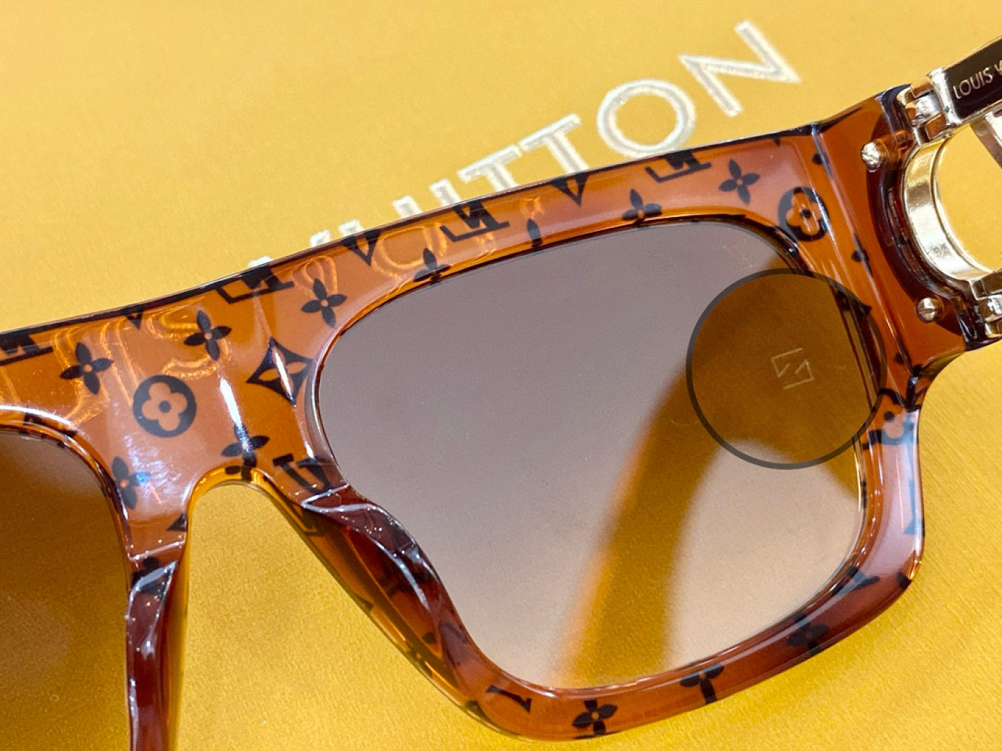  Oversized 
LOUIS VUITTON 
MODZ1478E •
Size54口19-135
