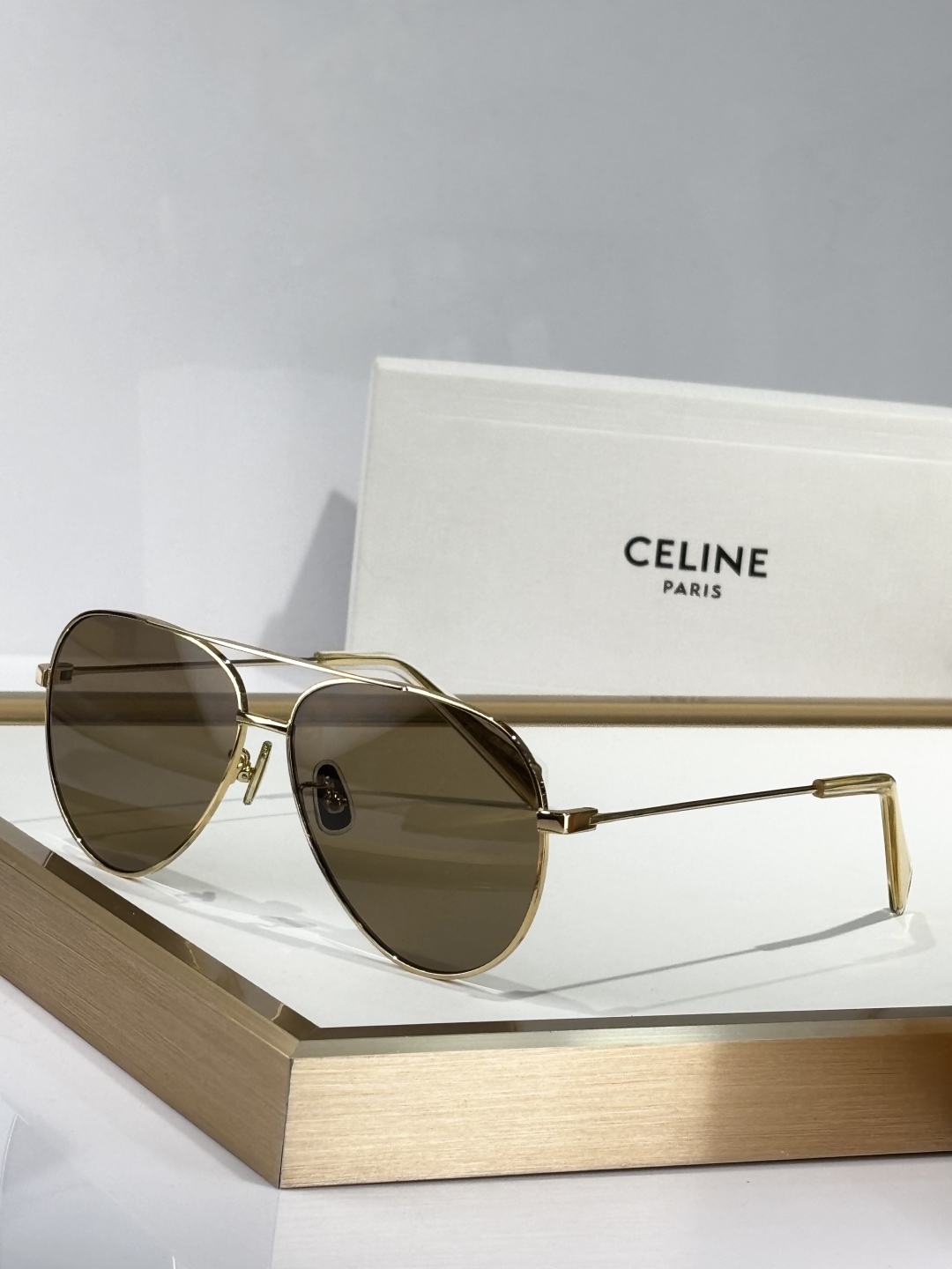  Aviator sunglasses
ToP quality 
Celin*
MODCL40062 
