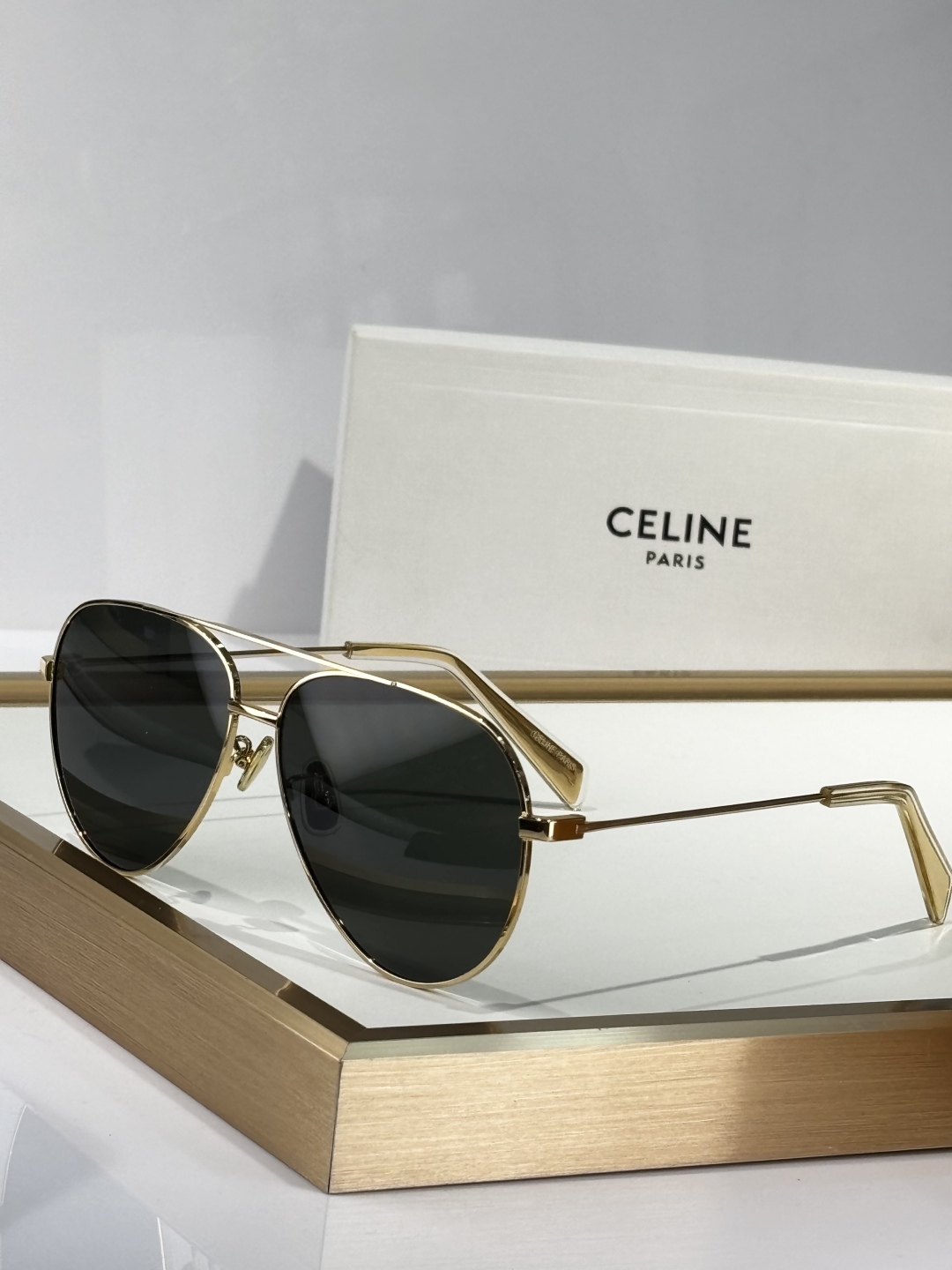  Aviator sunglasses
ToP quality 
Celin*
MODCL40062 
