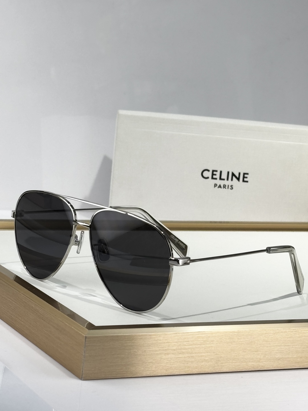  Aviator sunglasses
ToP quality 
Celin*
MODCL40062 
