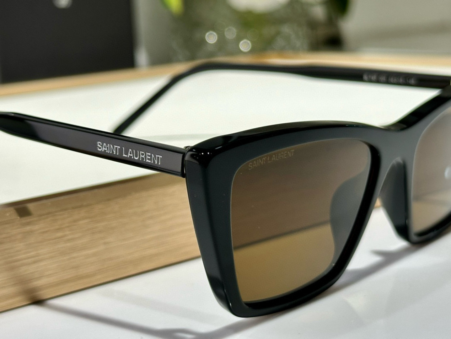  SAINT LAUREN*
ModelSL737
Size54口16-145

