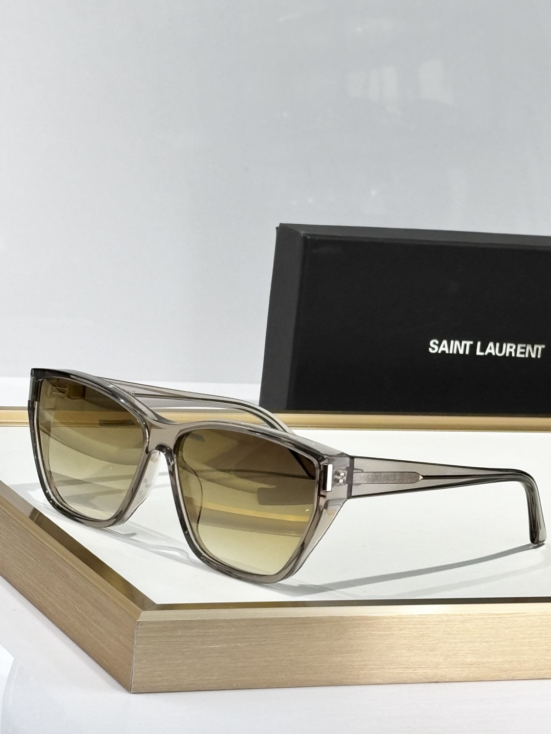  Oversized 
SAINT LAUREN*
Mod：SL 758/F
经典直角标徽
力量感框型💪