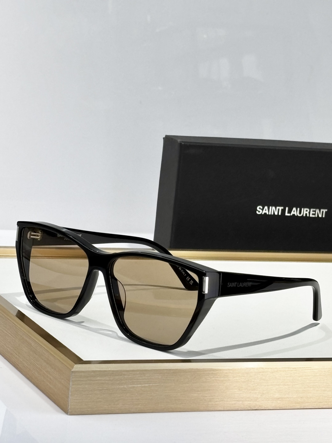  Oversized 
SAINT LAUREN*
Mod：SL 758/F
经典直角标徽
力量感框型💪