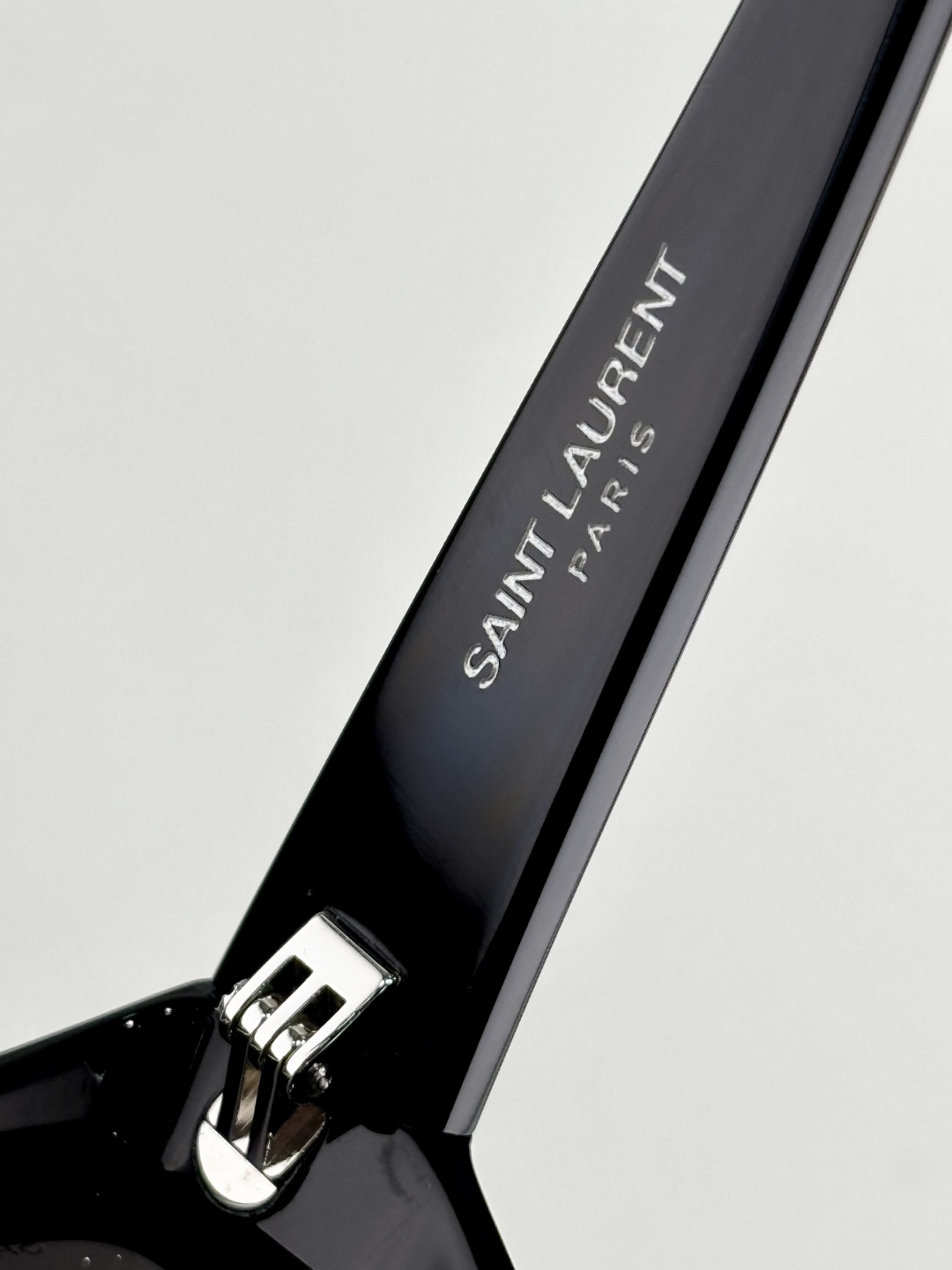  Oversized 
SAINT LAUREN*
Mod：SL 758/F
经典直角标徽
力量感框型💪