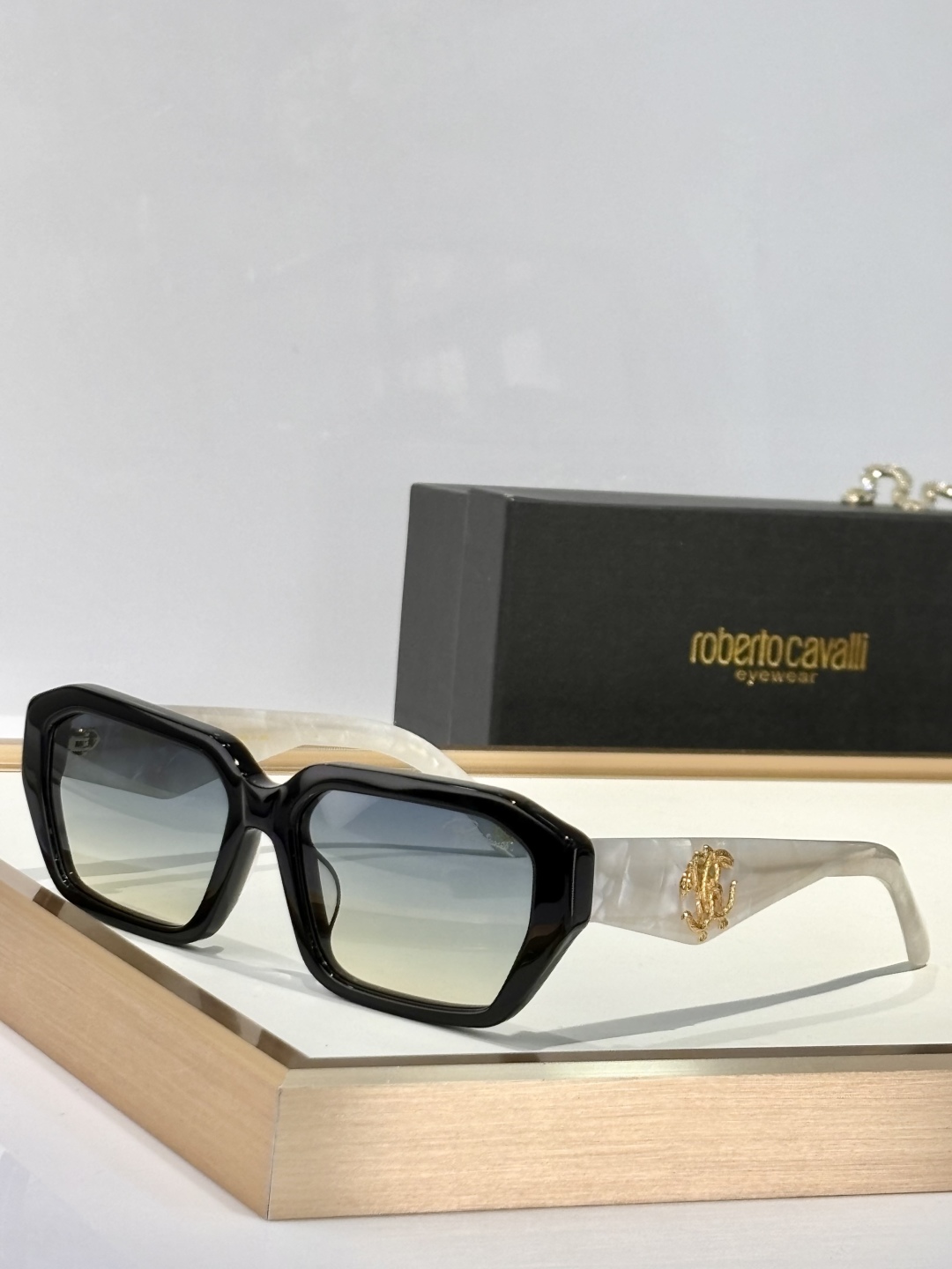  roberto cavalli
MOD：SRC 113
Size：57口17 140
