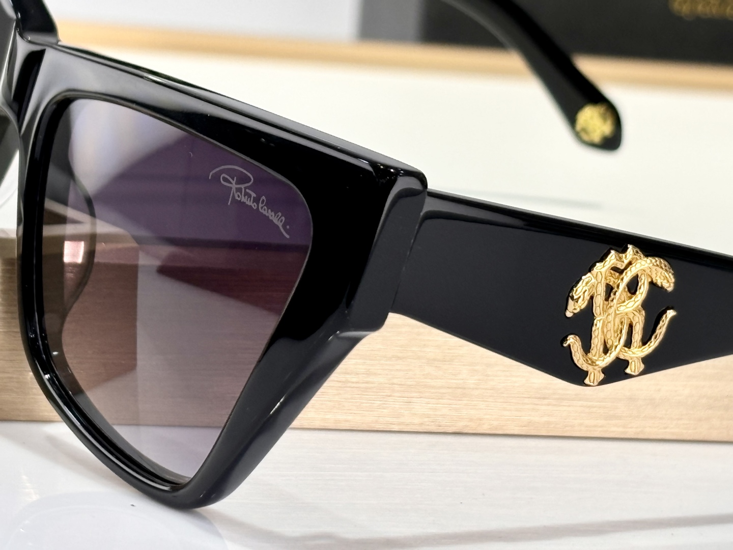  roberto cavalli
MOD：SRC 114
Size：58口18 140
